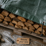 bache pour bois sur tas de buches