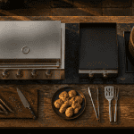 barbecue cuisine extérieure sur table bois granit inox