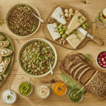 repas froid entre amis sur grande table dressée