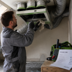 Entretien VMC prix : technicien ouvre caisson VMC