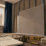 Isoler phoniquement une pièce : isolation phonique avec rideau et plaque