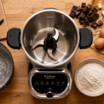 Meilleur gâteau au companion : ingrédients du moelleux (bol inox, œufs, farine, chocolat)