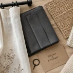 atelier de la deco : rideaux voilages et échantillons de tapis beige anthracite
