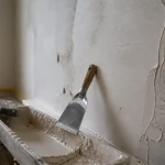 Comment enduire mur sans traces : mur enduit prêt à poncer, passes croisées